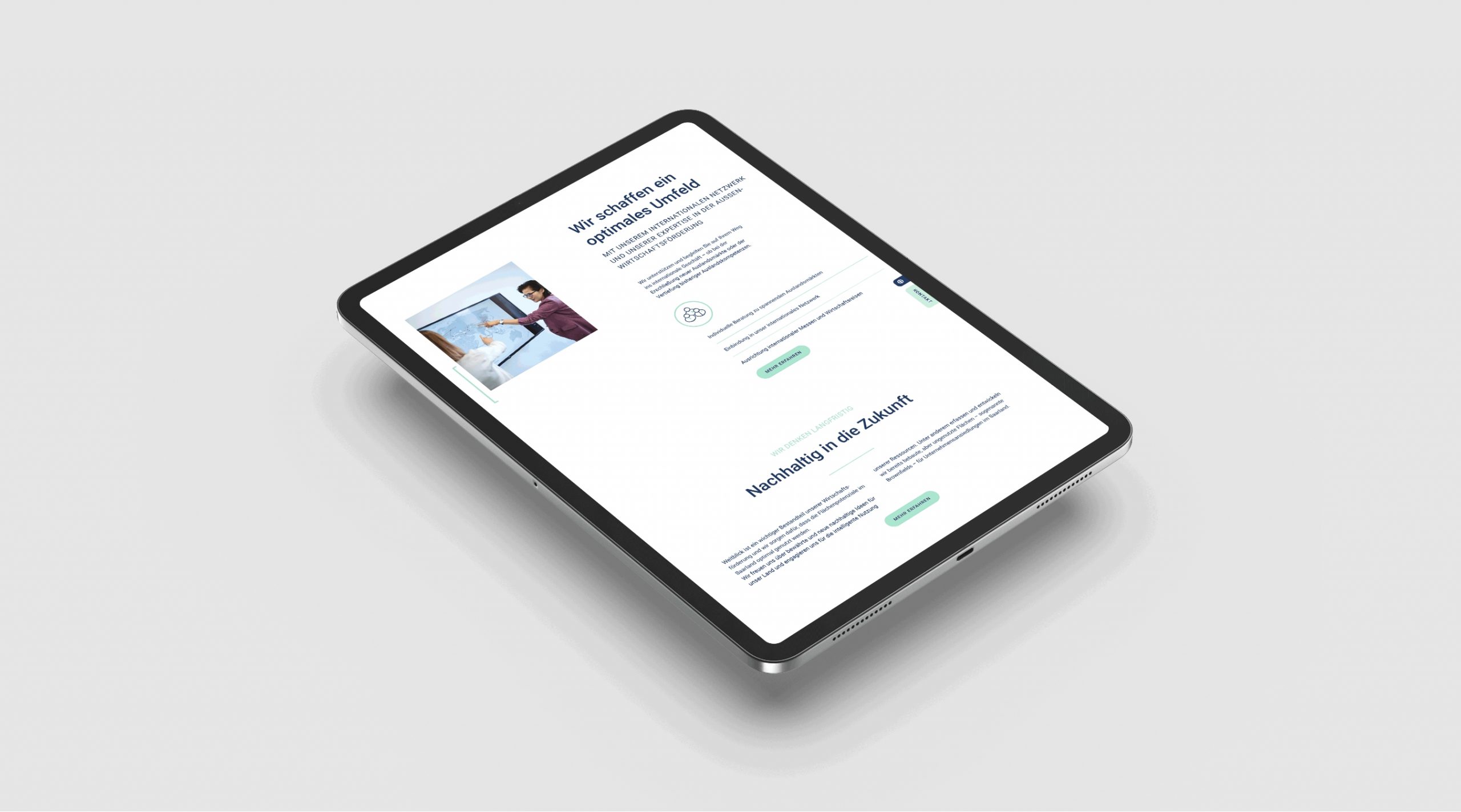 Tablet-Mockup mit Website – modernes Webdesign mit Fokus auf Nachhaltigkeit und optimale Rahmenbedingungen